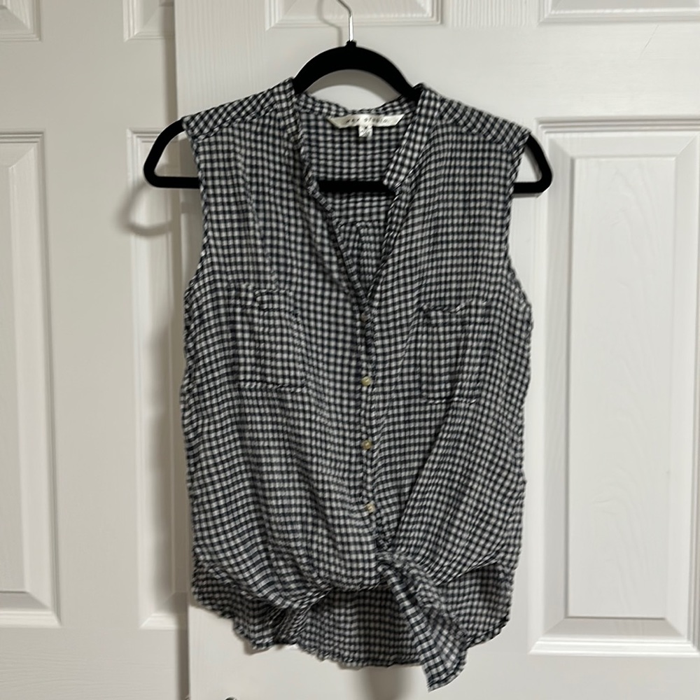 Max studio front tie seersucker sleeveless top